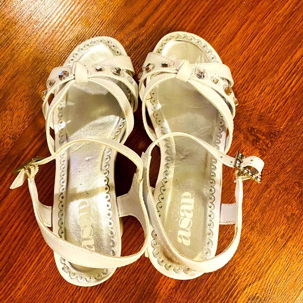DARLING CHILDREN’S SIZE 2 WHITE SHOES. LIKE NEW